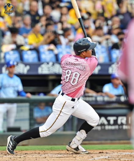 中信兄弟臺中洲際主場精彩奪勝！猛象軍團後援群守成，5比4勝富邦
